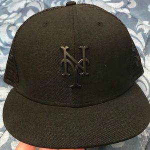 New York Mets Blackout Metal Emblem Cap OS